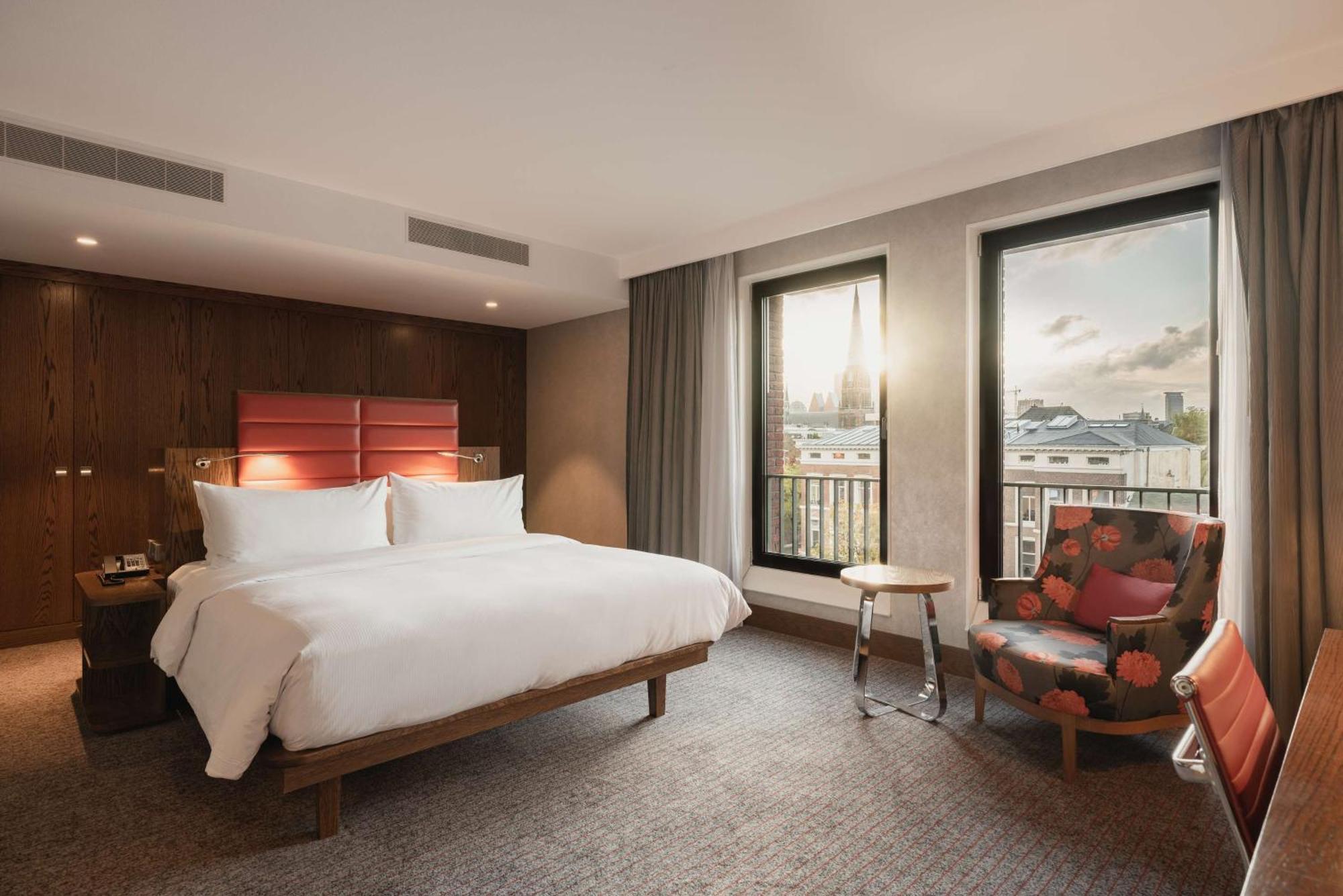 One-Bedroom King Suite Lounge Access