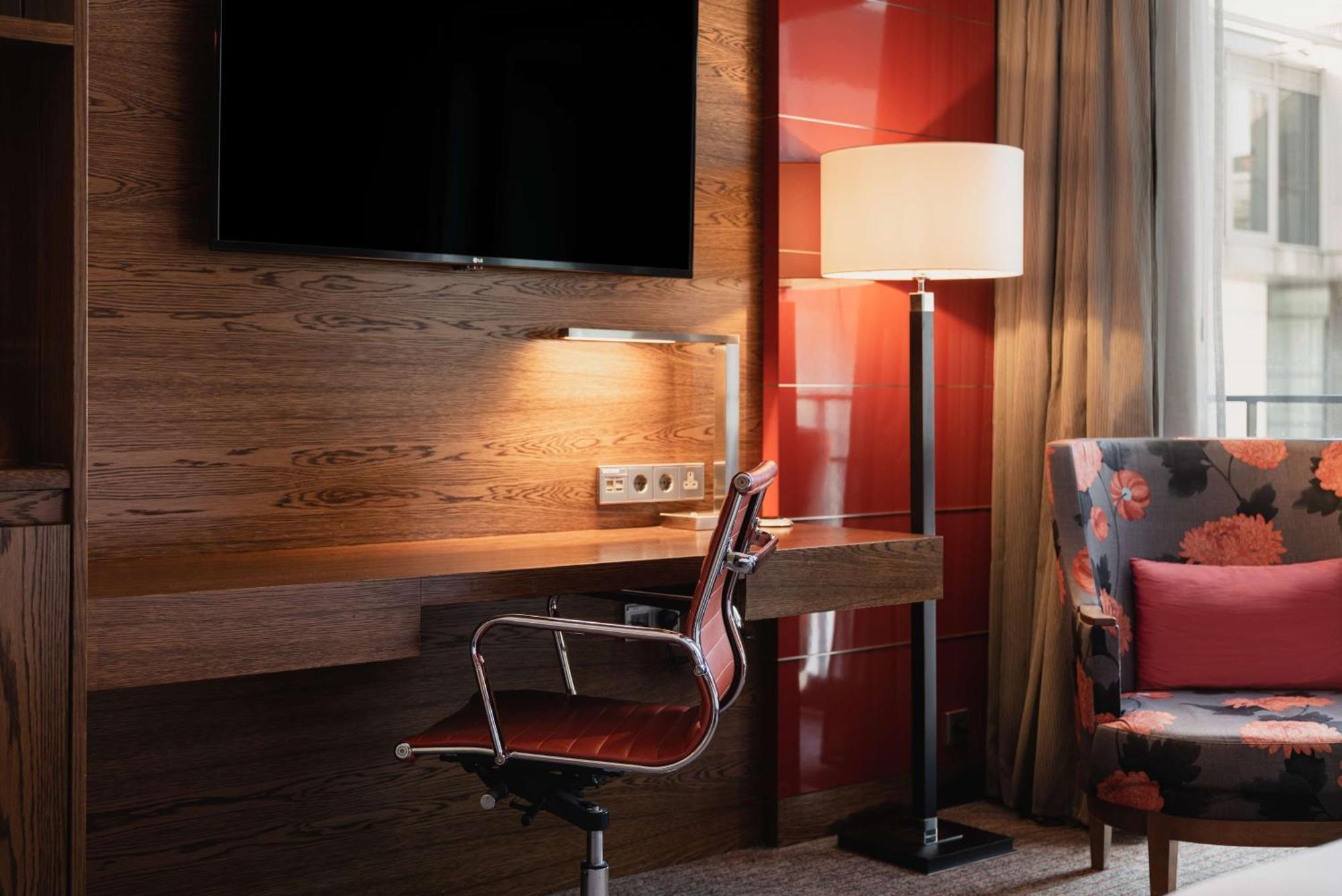 Executive King Room Lounge Access